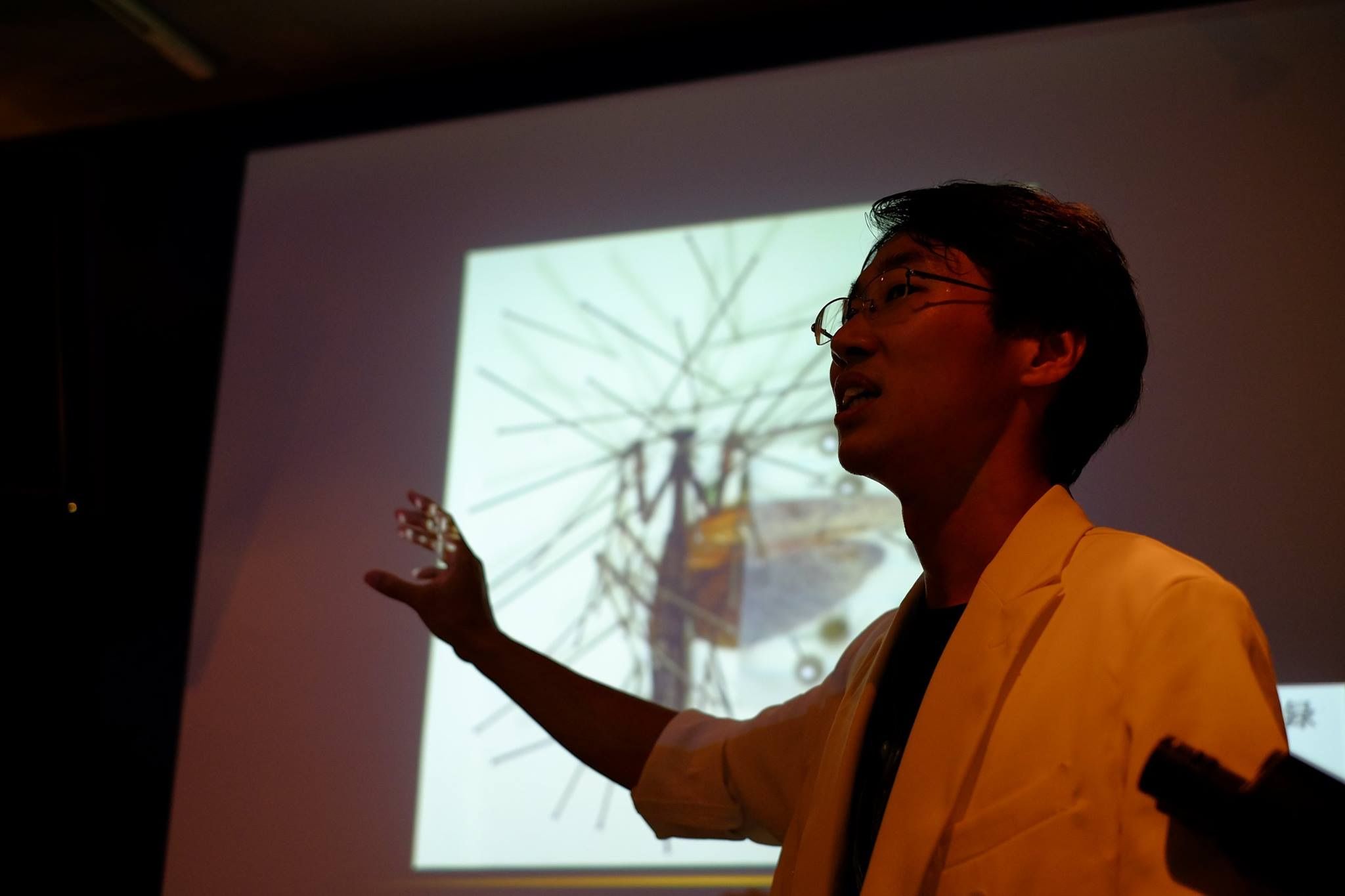 ScienceBar INCUBATOR店内で登壇者が話すトークイベント
