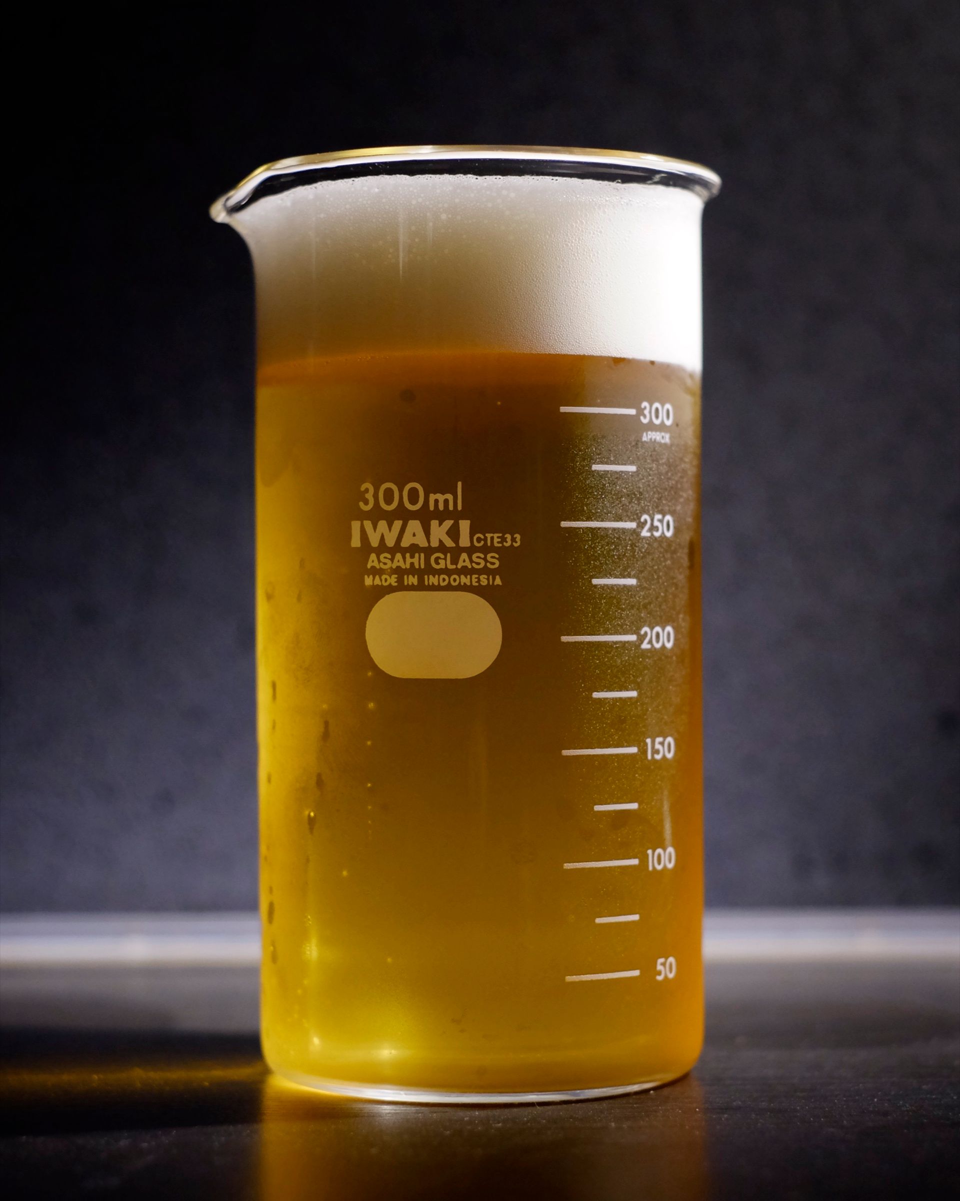 ビールを注いだ300ミリリットルのビーカー