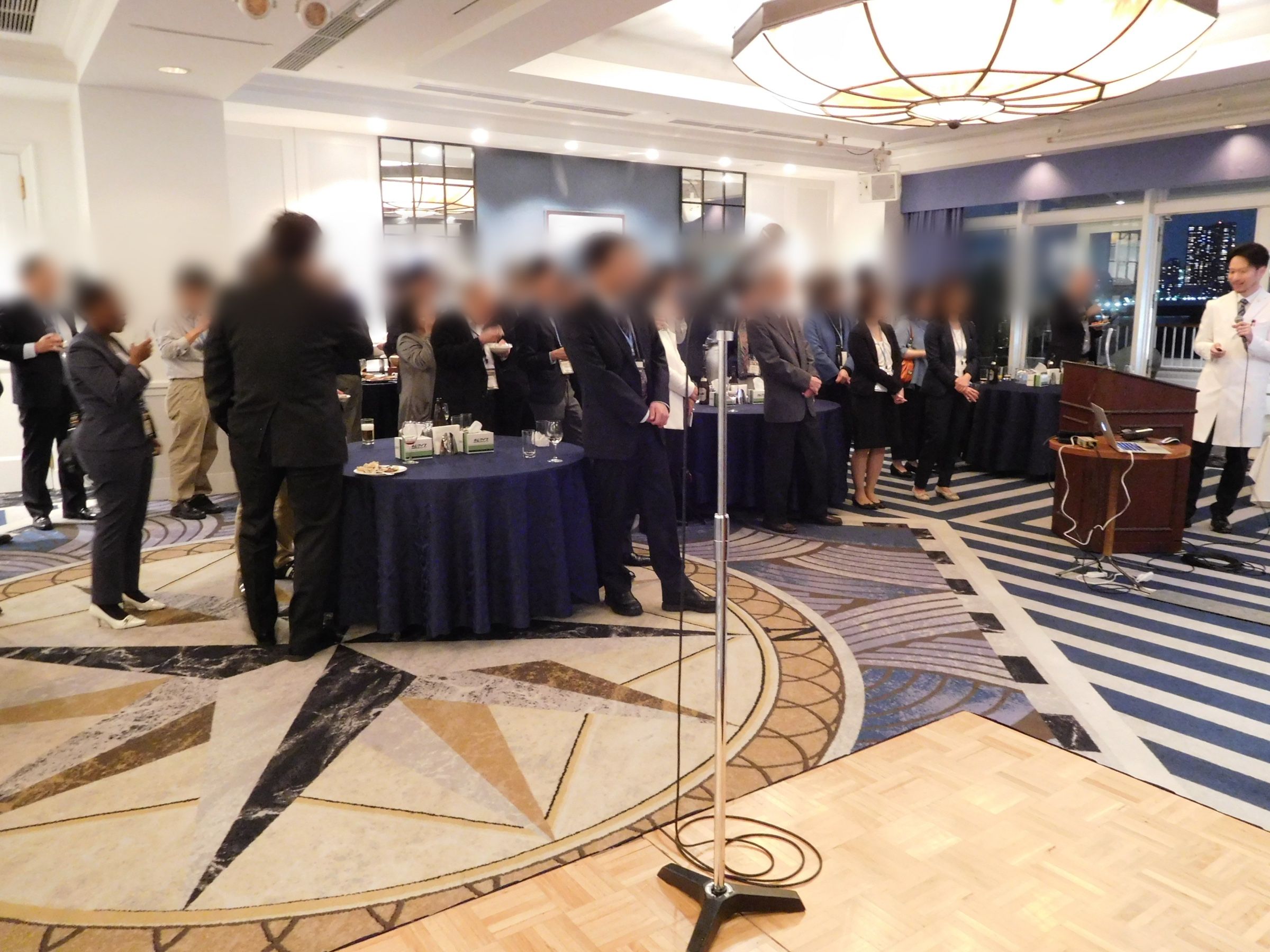 ホテルの宴会場で行われた学会懇親会の様子