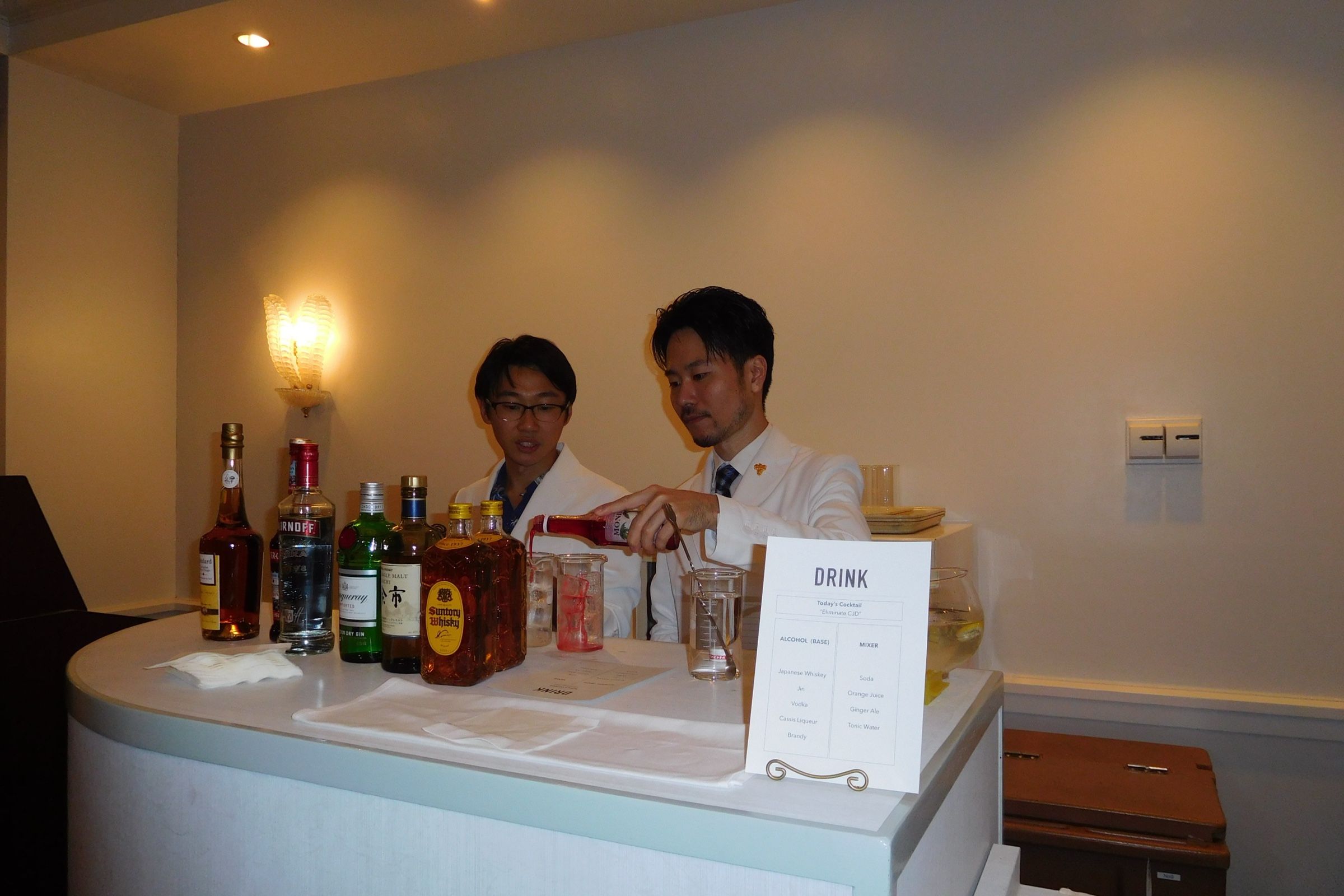 学会の懇親会に設営した出張バー。ラボグラスと、その日のカクテルを記した DRINK メニュー