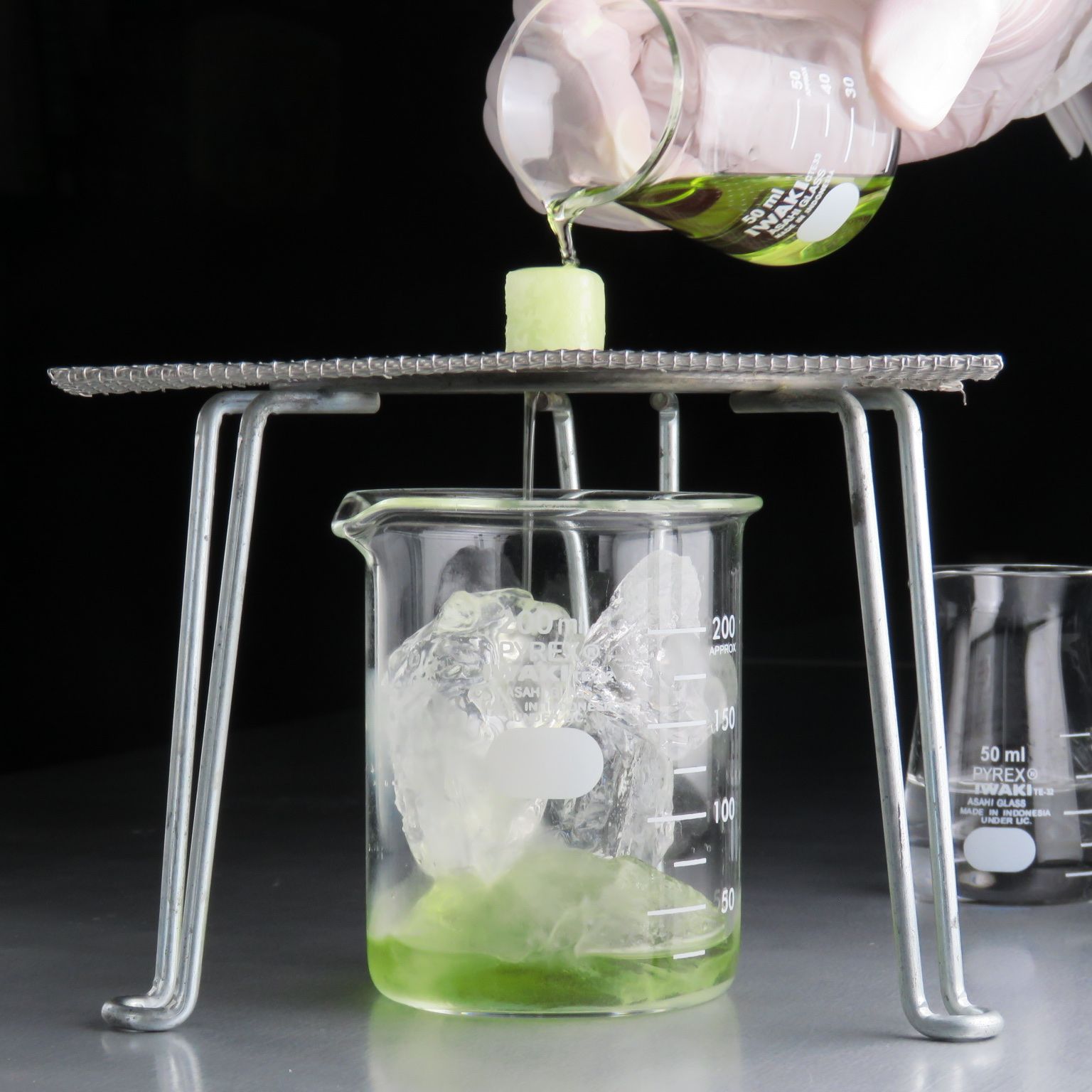 実験器具を使ってドリンクを調製する様子